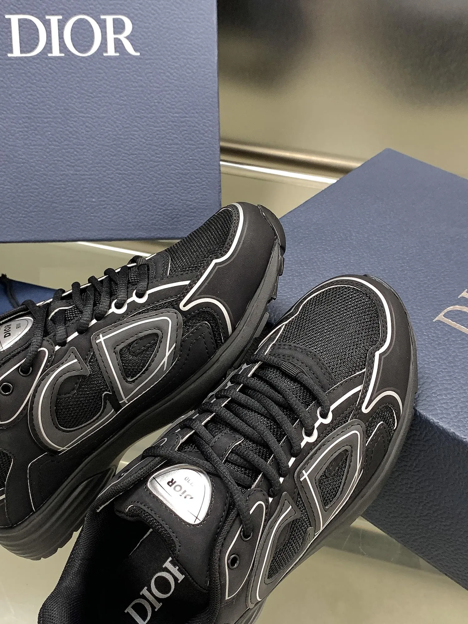 👟👟Ex-factory price 660👟👟 Newly upgraded Dior B30 series dad sneakers. New B30 sneakers. Dad Shoes style shoes that follow the trend of the retro market. The Dior logo on the tongue also indicates that this pair of shoes is the B30 model! B30 uses fine-textured leather and mesh cloth materials to form a shoe body. There are conspicuous letters CD on both sides of the shoe body to indicate identity. Many lines on the shoe body outline details to make the shoes look less monotonous and full of retro flavor. The delivery counter is exquisitely packaged🛍📦 ▪️Fabric: Original customized technical fabric + mesh ▪️Inner lining: Customized breathable lining ▪️Outsole: IP+TPU outsole ▪️Sole thickness: 3.5CM ▪️Size: Women’s size 35-40 / Men’s size 39-45